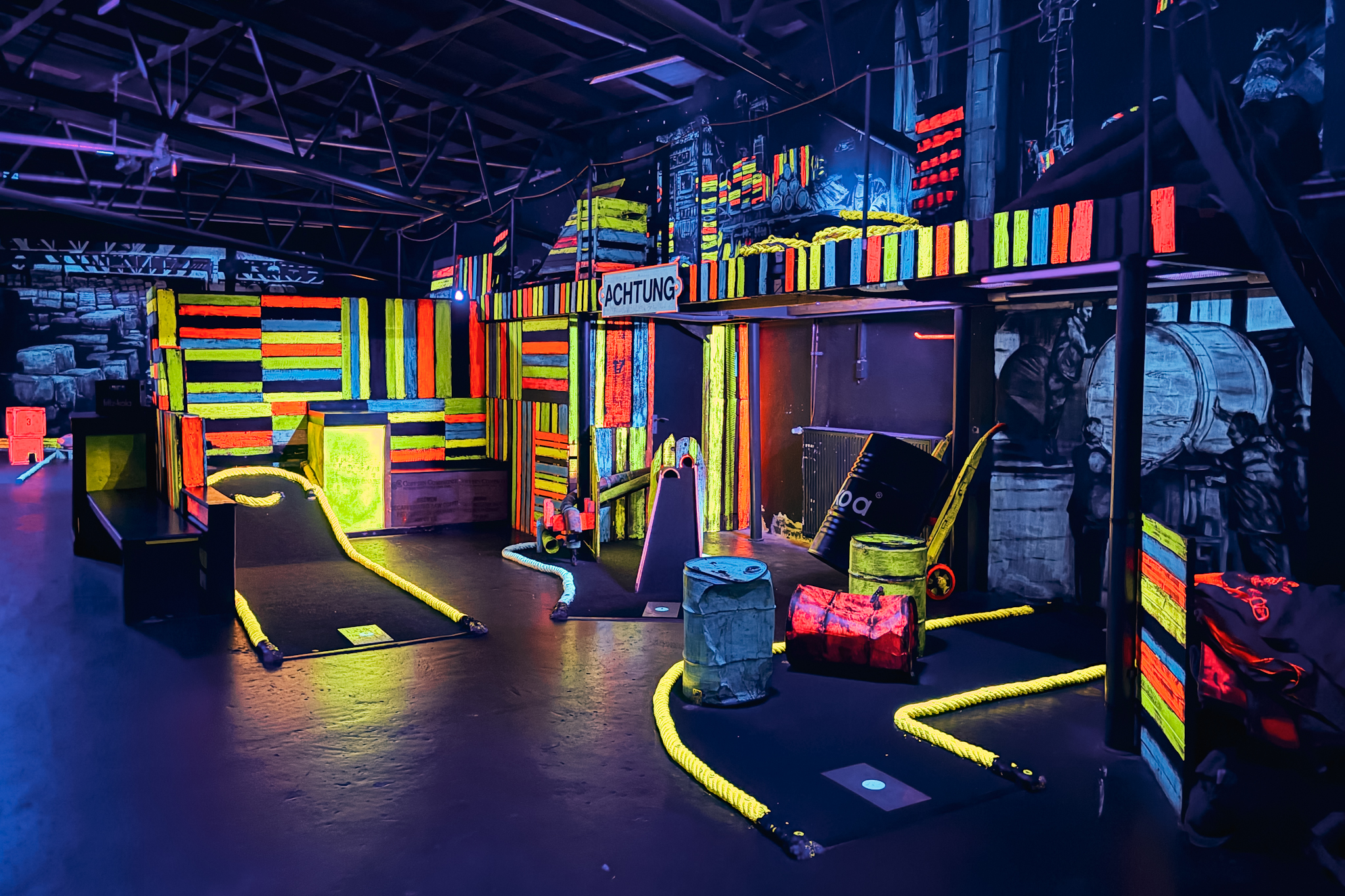 Schwarzlicht Minigolf in Bremen — Freizeitangebot Bild